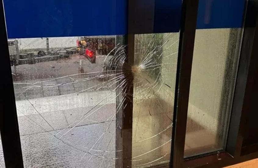 إعلام عبري: اعتقال شخص حاول اقتحام مبنى السفارة الإسرائيلية في لاهاي وإضرام النار فيها