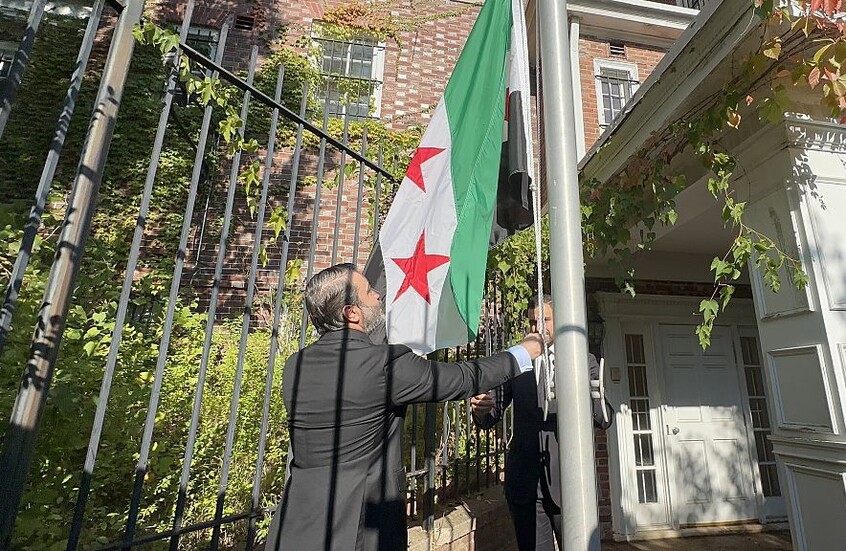 رفع العلم السوري على مبنى السفارة في واشنطن (فيديو + صور)