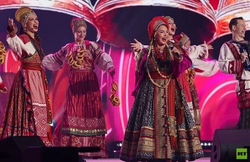 جمهور "إنترفيجن" يغني بحماسة أغنية "ماتوشكا" الروسية الشهيرة (فيديو)