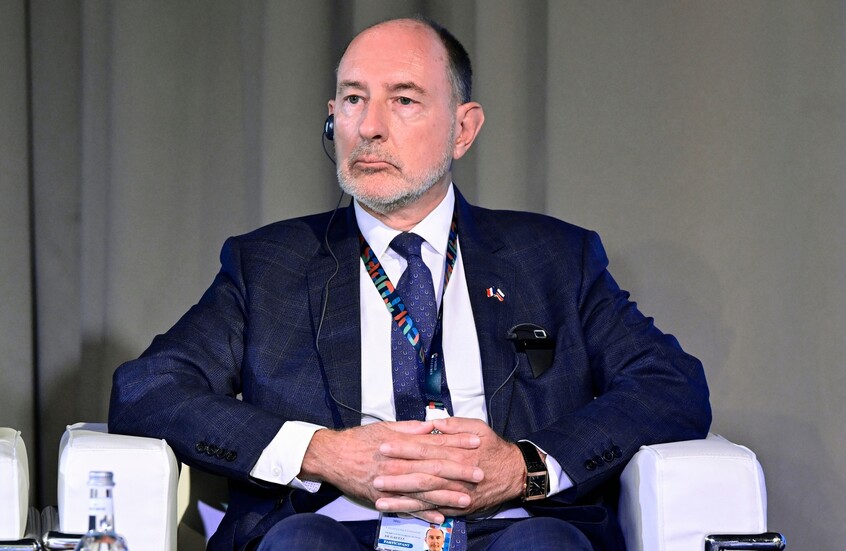 أوكرانيا تفرض عقوبات على حفيد شارل ديغول