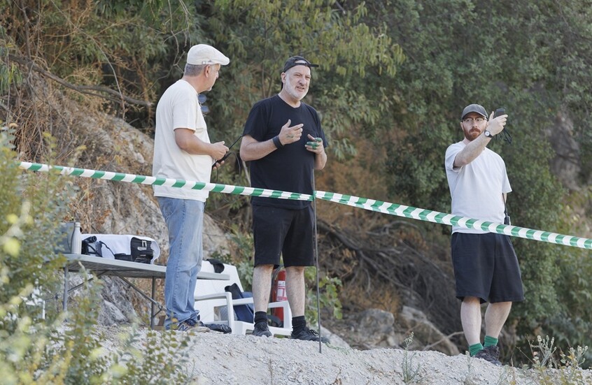 "تجردوا من ملابسهم".. مئات الإسبان يشاركون في عمل فني لـ"مصور العراة" قرب غرناطة (صور + فيديو)