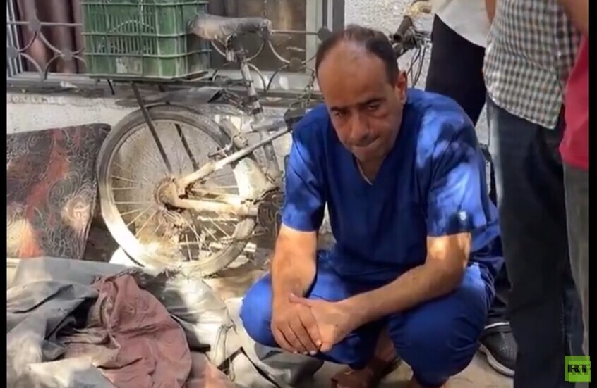 مأساة ومشهد لا يوصف.. مدير مستشفى غزة يستقبل جثامين شقيقه وأقاربه أثناء تأدية عمله (فيديو)