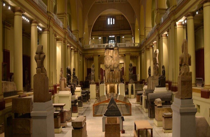 ما تزال الأسورة الذهبية المسروقة من المتحف حديث الساعة.. وزير السياحة والآثار المصري يعلق