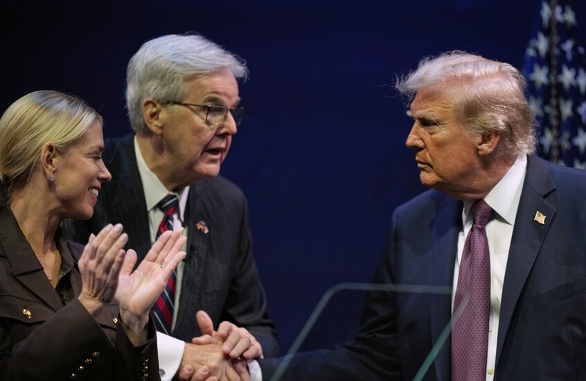 ترامب ينتقد تأخر وزيرة العدل بام باوندي في توجيه اتهامات لآدم شيف وليتيسيا جيمس