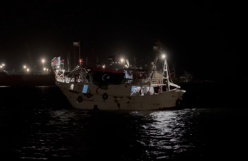 سفينة "عمر المختار" الليبية تبحر رسميا نحو غزة وعلى متنها سياسيون ونشطاء دوليون (فيديو)