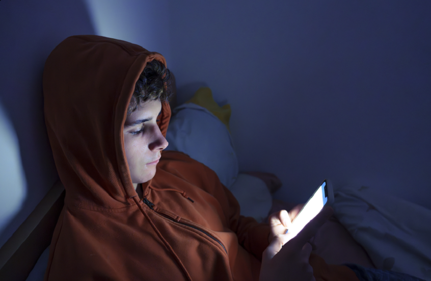 السهر والإدمان الرقمي: ما الرابط الخفي بينهما؟