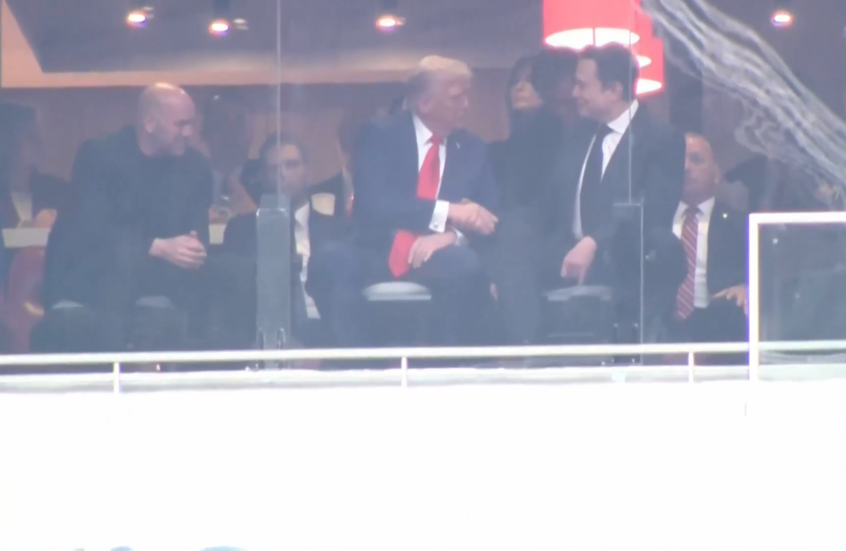 قارئ شفاه يكشف ما قاله ترامب لإيلون ماسك أثناء تأبين تشارلي كيرك