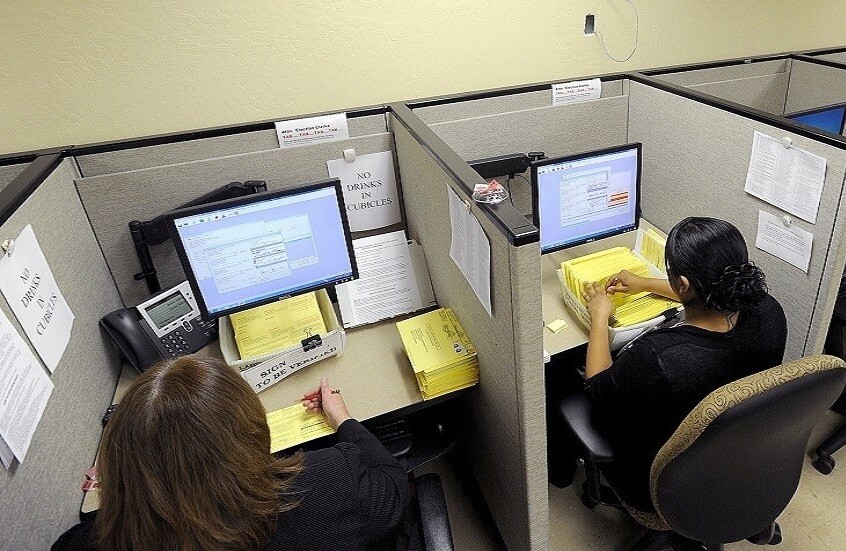 الجلوس الطويل أمام الشاشات يرهق العينين.. وهذه طرق الوقاية