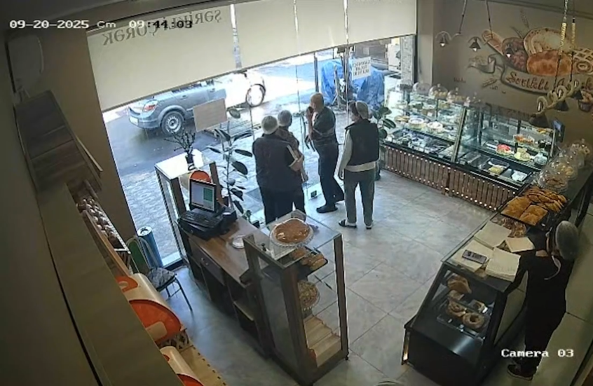 بقرة تقتحم محلا للحلويات في أذربيجان