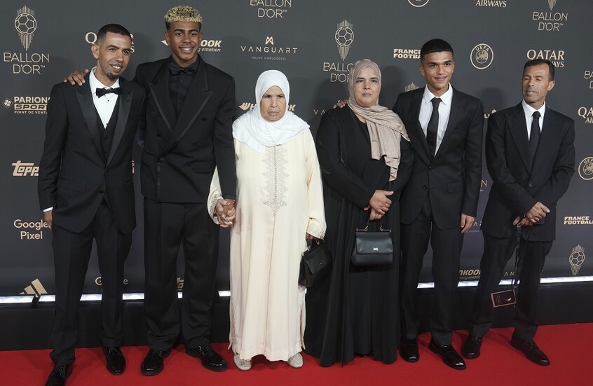 شاهد.. وصول لامين جمال إلى حفل الكرة الذهبية رفقة عائلته