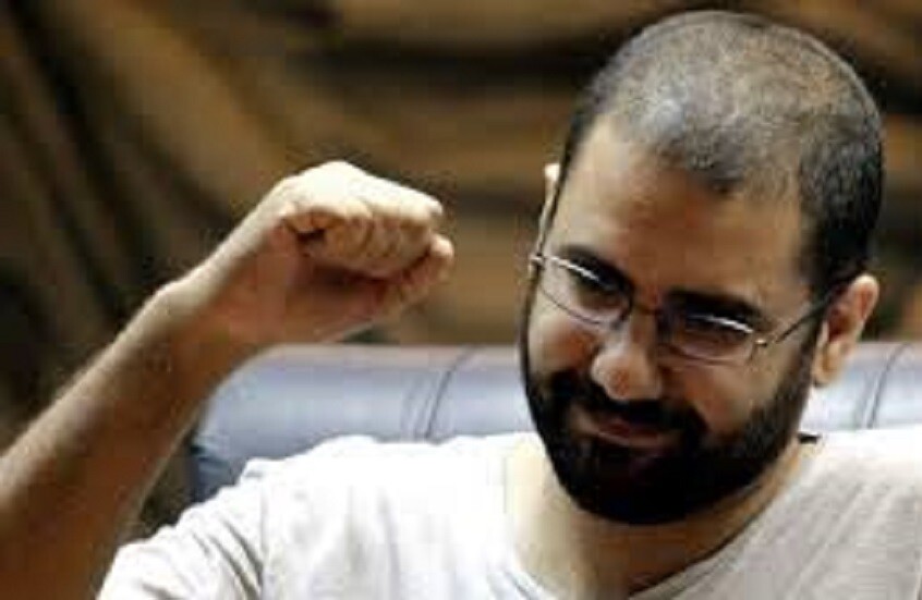 الصورة الأولى للناشط المصري علاء عبد الفتاح بعد الإفراج عنه بقرار من السيسي ـ صورة