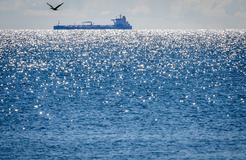 هيئة بحرية: سفينة قبالة عدن اليمنية تبلغ عن ارتطام وانفجار