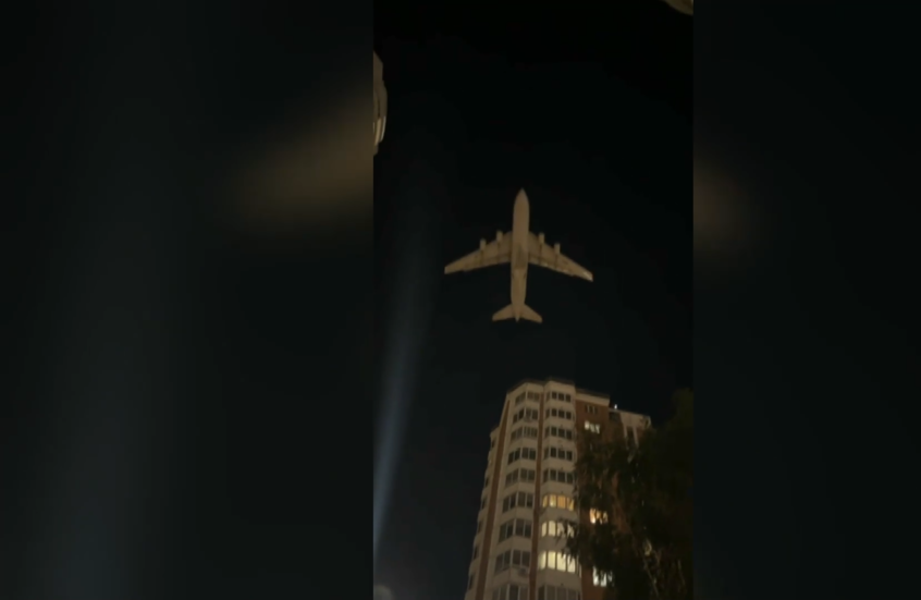 شاهد.. طائرة تحلق على ارتفاع منخفض جدا فوق المباني السكنية في مقاطعة موسكو
