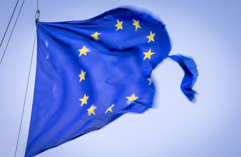 "بوليتيكو": المفوضية الأوروبية تخطط للتوقف عن شراء الغاز من روسيا في عام 2026