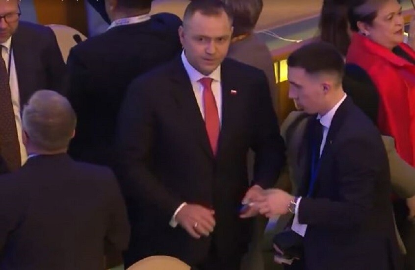 فضحته الكاميرا.. الرئيس البولندي يتعاطى "الشمة" خلسة خلال جلسة الجمعية العامة للأمم المتحدة (فيديو)