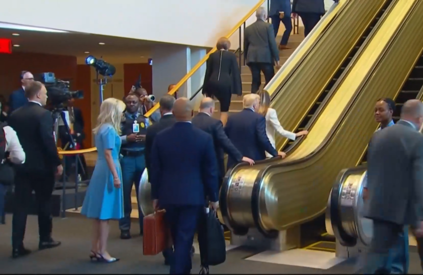 شاهد.. السلم الكهربائي  يتعطل أمام ترامب وعقيلته.. وهو يعلق على الحادثة أمام الجمعية العامة