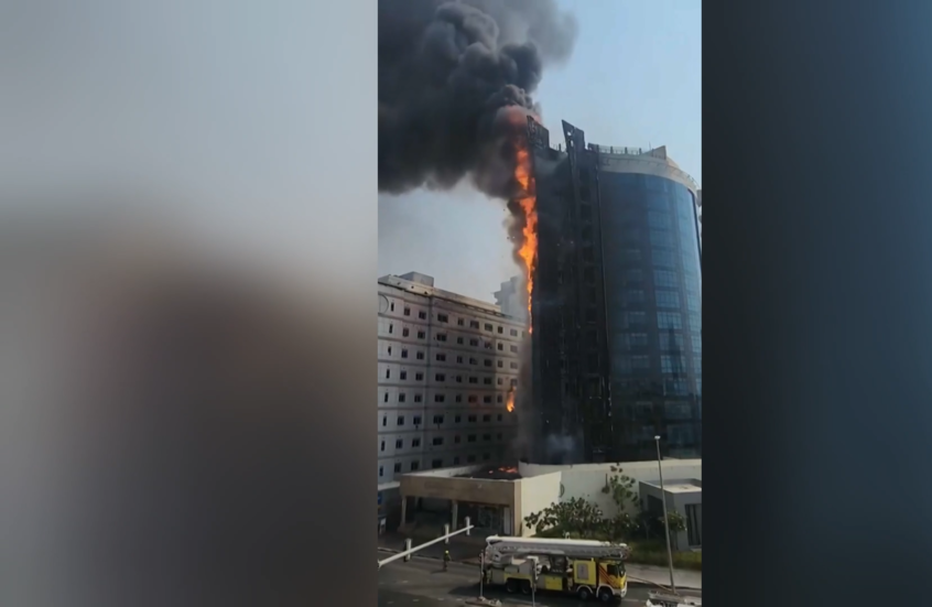 شاهد.. سلطات دبي تستخدم التكنولوجيا الحديثة للسيطرة على حريق في ناطحة سحاب