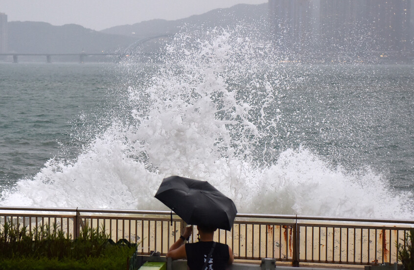 تايوان تسجل 14 وفاة مع اقتراب الإعصار 