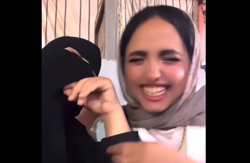 مصر.. فيديو لأم وابنتها يثير غضبا واسعا