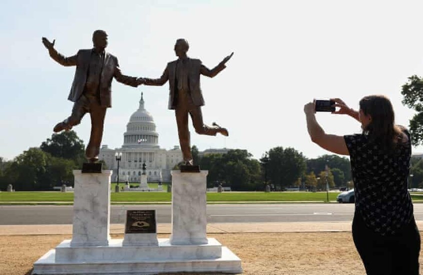 "صداقة مثيرة للجدل".. عمل فني يضع ترامب ومجرما جنسيا يدا بيد (فيديو)