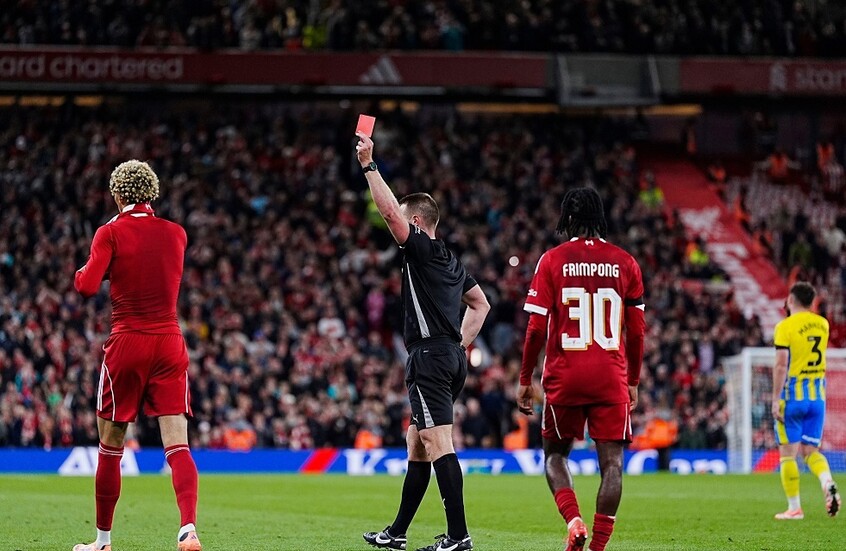 شاهد.. احتفال ساذج يكلف مهاجم ليفربول البطاقة الحمراء