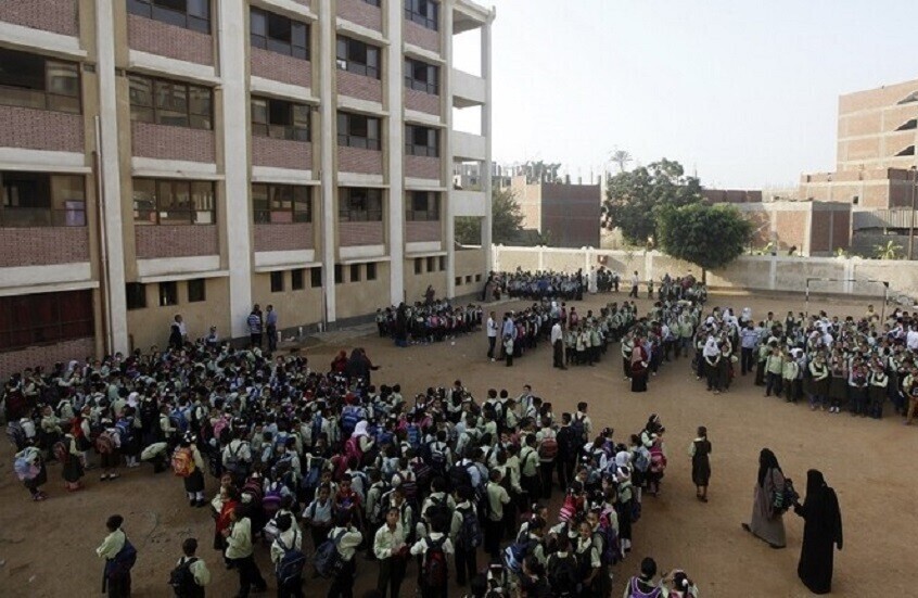 مصر.. عقوبة رادعة بحق طالب مزق قميص معلمه داخل المدرسة