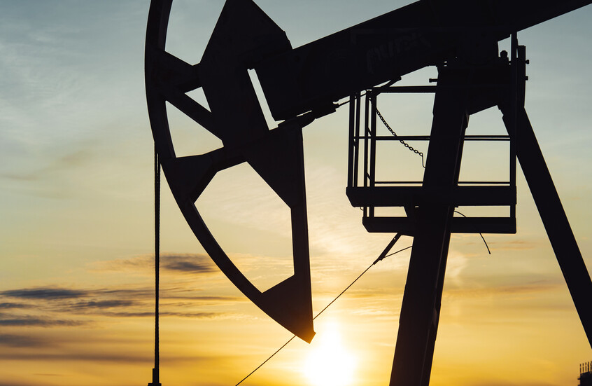 النفط يتراجع عن أعلى مستوى في سبعة أسابيع