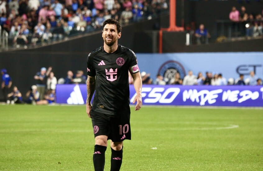 ثنائية وصناعة هدف.. ميسي يقترب من رونالدو في صراع الهداف التاريخي