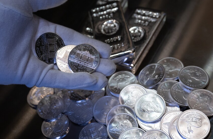 الفضة تسجل أعلى مستوى في 14 عاما