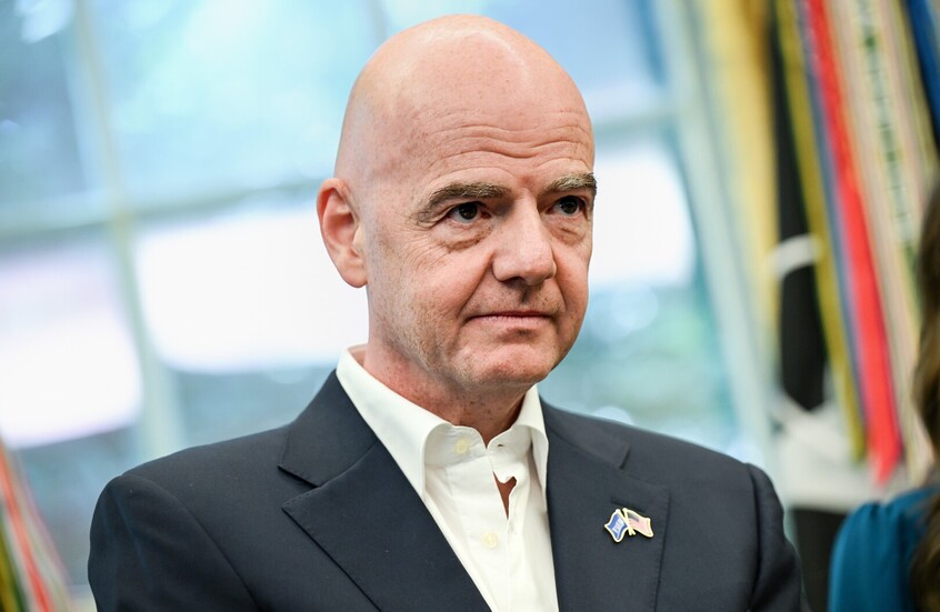 ابتسامة مستفزة.. ناشطة تهاجم إنفانتينو بسبب مشاركة إسرائيل في كأس العالم (فيديو)