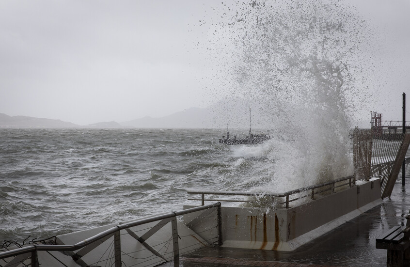 بسبب سيلفي.. اعتقال امرأتين في هونغ كونغ لتعريضهما طفلا للخطر خلال إعصار "راغاسا"