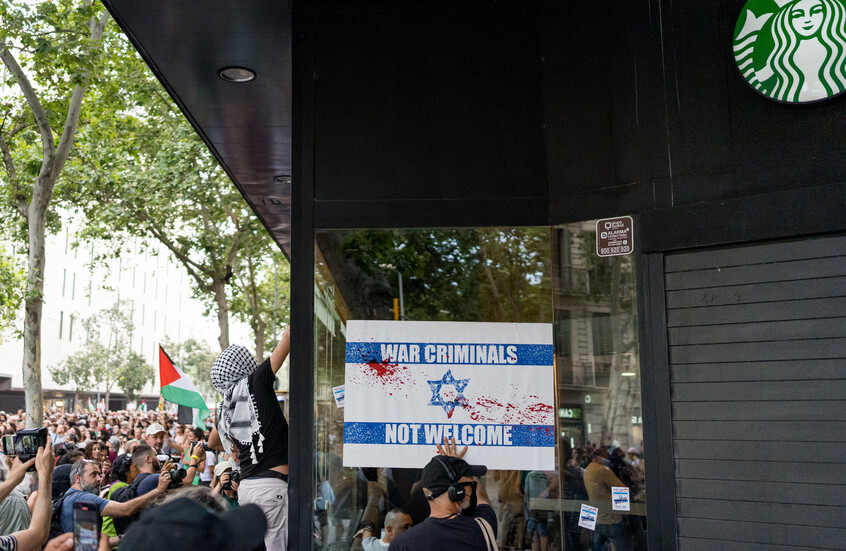 تراجع أرباح "ستاربكس" وإغلاق عدد كبير من الفروع بسبب الحرب الإسرائيلية على غزة 