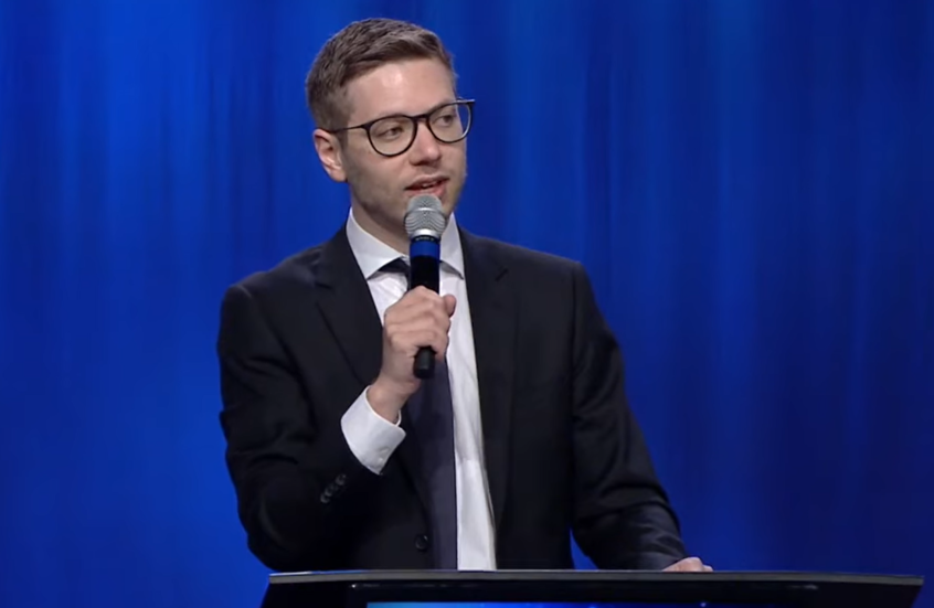 "نتنياهو الابن" يعتزم العودة إلى إسرائيل بعد مغادرته الغامضة قبل نحو سنتين