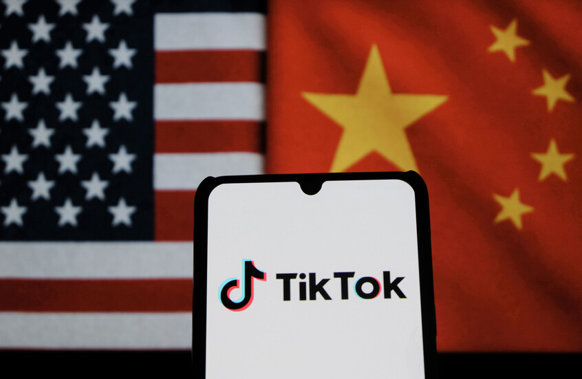 ترامب يوقع أمرا تنفيذيا لنقل "تيك توك" إلى سيطرة شركات أمريكية