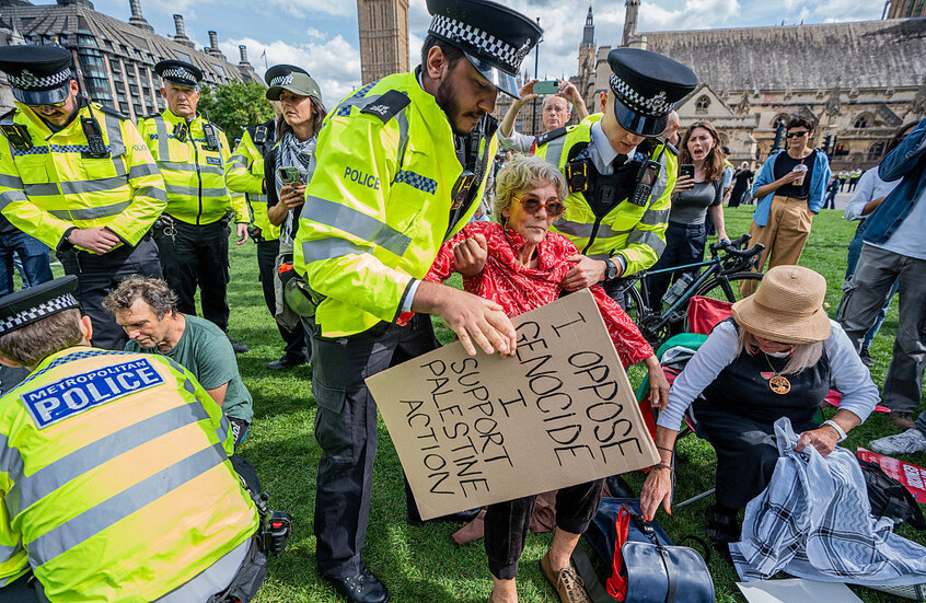 من الاحتجاج إلى القائمة السوداء.. كيف حوّلت بريطانيا نشطاء فلسطينيين إلى "إرهابيين"؟