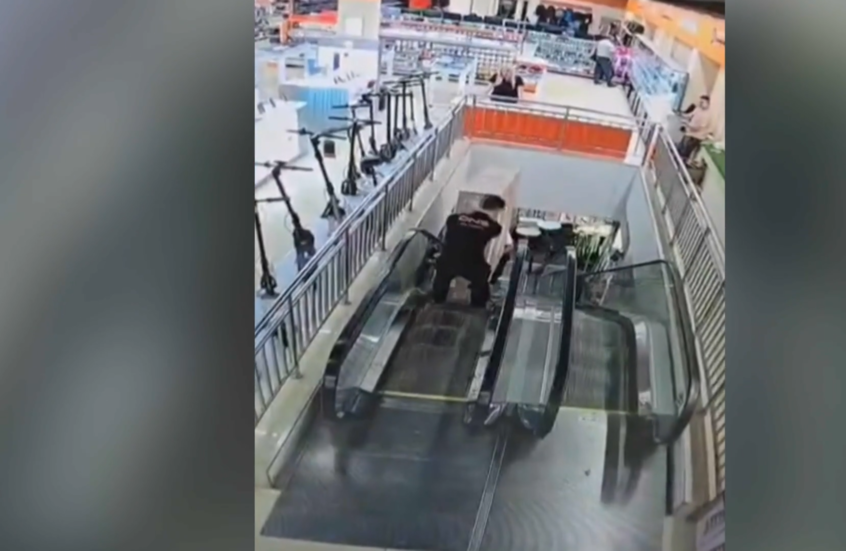 تحطيم تلفاز باهض الثمن أثناء نقله في أحد متاجر موسكو