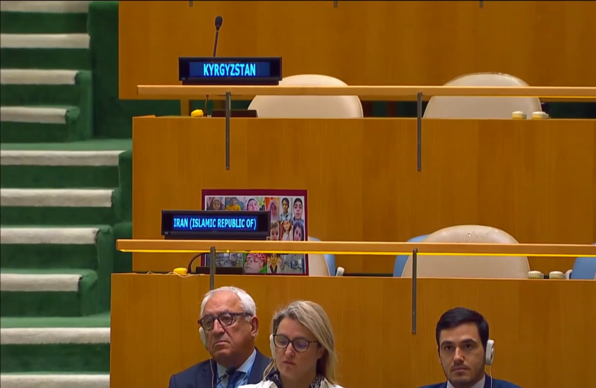 شاهد.. صور أطفال قتلوا بهجوم إسرائيل على إيران تظهر أثناء كلمة نتنياهو