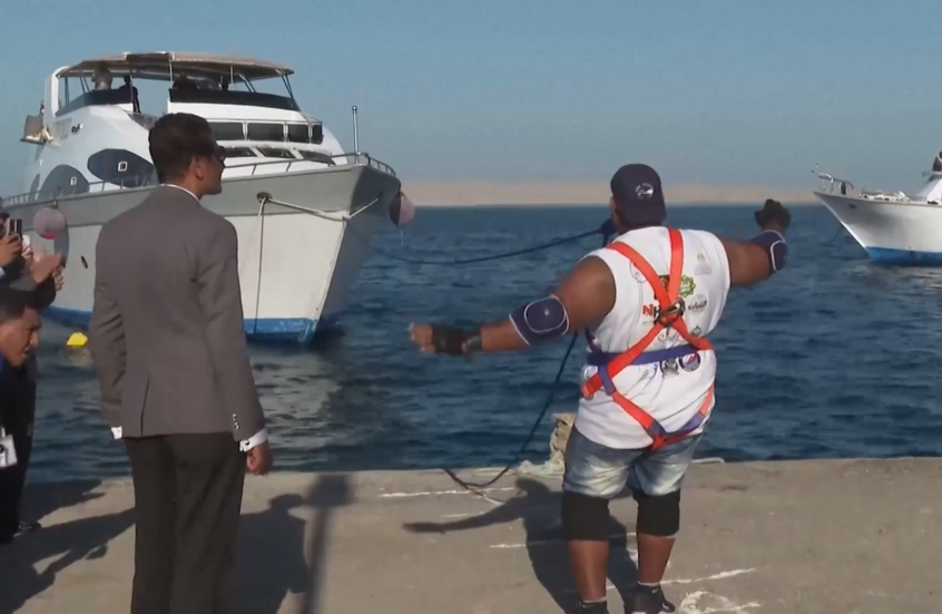 رجل مصر القوي يرفع التحدي: سحب سفينة بأسنانه!