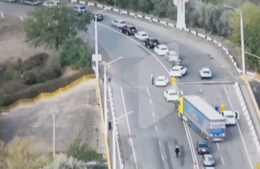 طابور طويل من السيارات يصطف في جسر من ترانسنيستريا إلى مولدوفا مع بدء الانتخابات البرلمانية