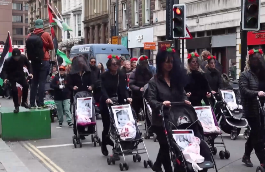 بريطانيا.. متظاهرون بملابس سوداء وعربات عليها صور أطفال غزة يطالبون بوقف تسليح بريطانيا لإسرائيل