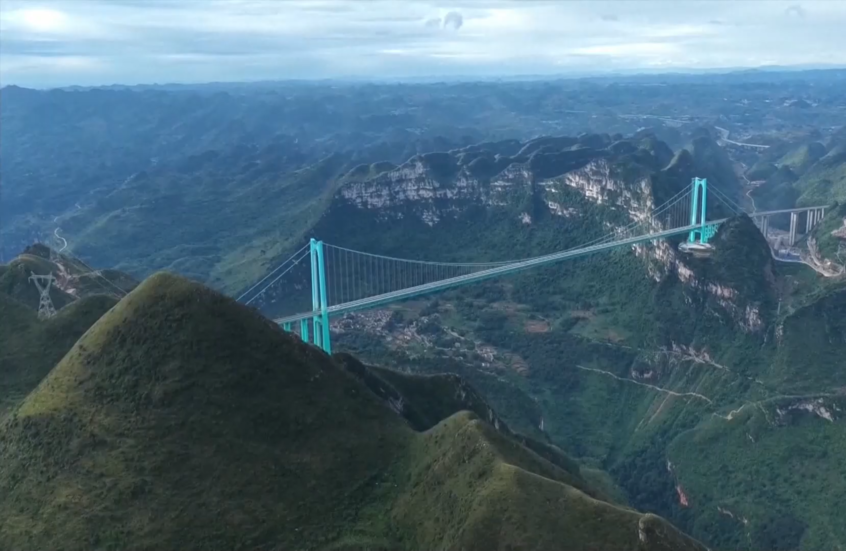 أعلى جسر في العالم يفتتح أمام حركة المرور في الصين