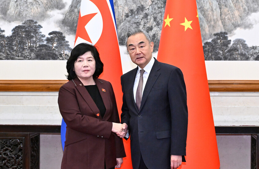 وزير الخارجية الصيني: مستعدون للتصدي لسياسات الهيمنة سوية مع كوريا الشمالية