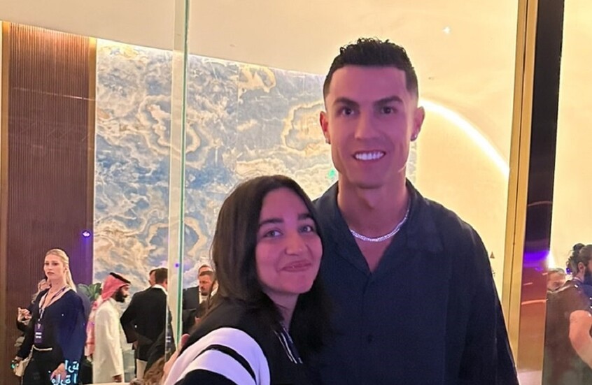 ابنة مطرب مصري شهير تخطف الأضواء بظهورها مع رونالدو (صورة)