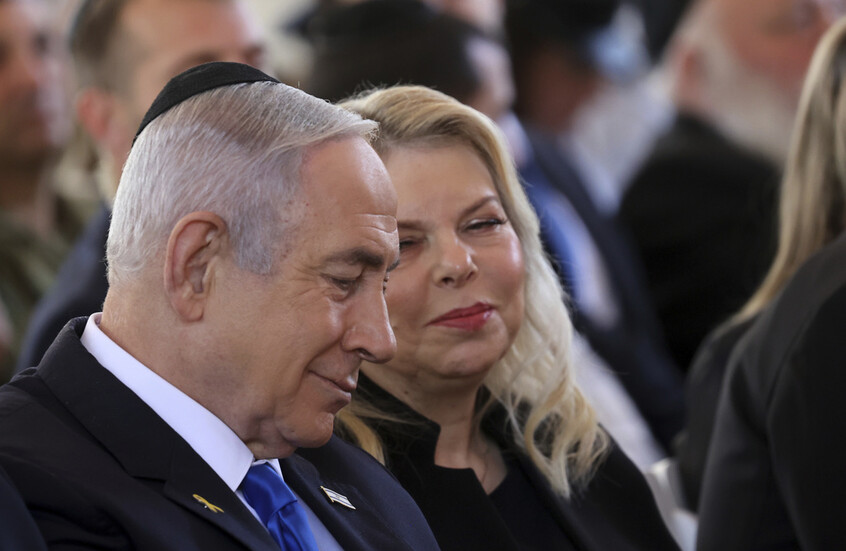 زوجة نتنياهو متهمة بتعديل الصور مرة أخرى: "عجوز قبيحة .. مسكينة ومريضة" (صور)