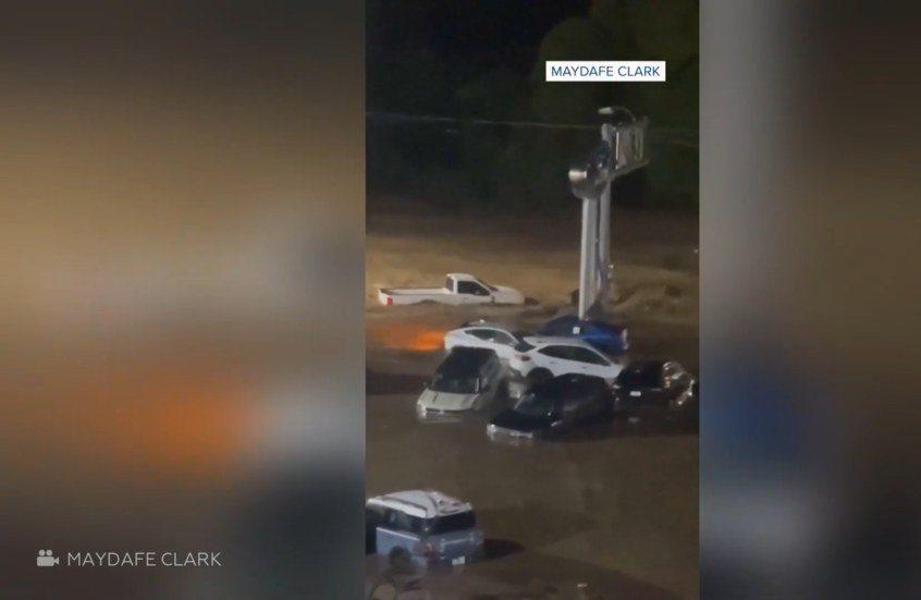 مياه الفيضانات تغمر السيارات وتوقع ضحايا في شوارع أريزونا الأمريكية