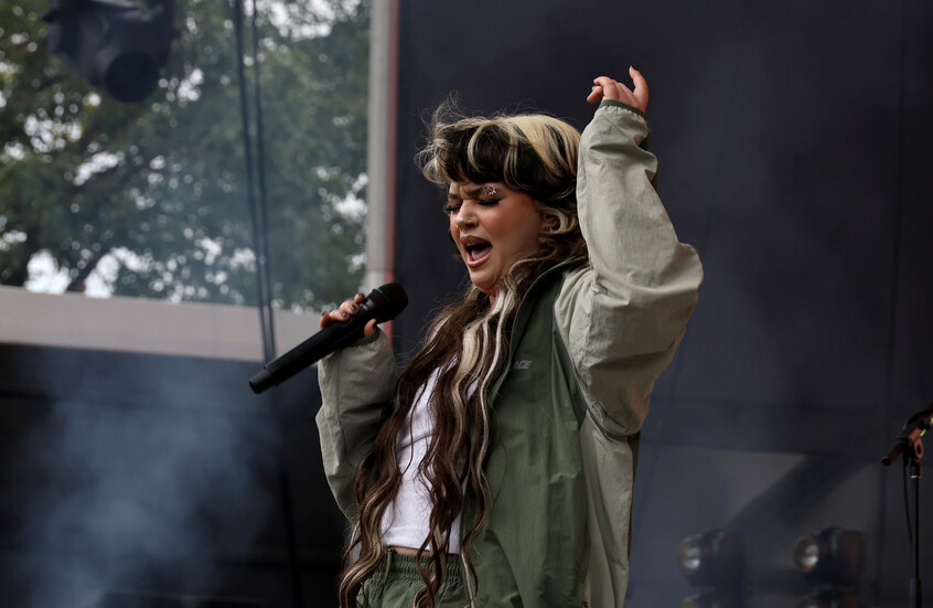 في مشهد صادم.. انهيار فنانة بريطانية شهيرة على المسرح وسقوطها  أمام الجمهور (فيديو)