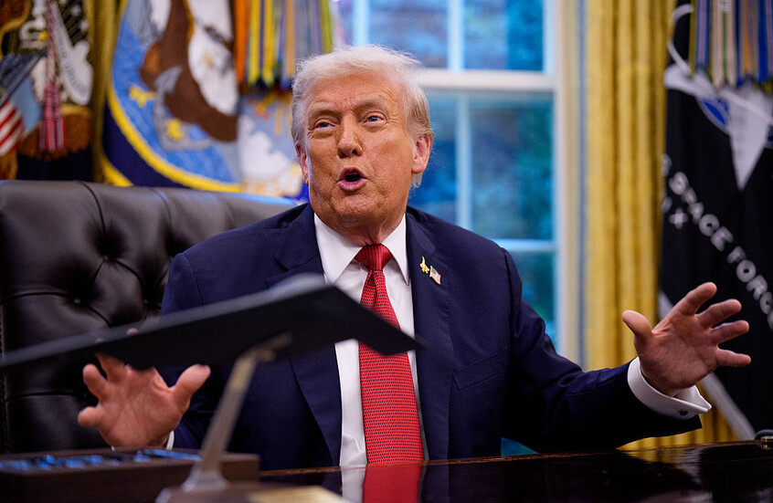 ترامب يتباهى: قادة العالم "يصابون بالذهول" عند دخولهم ورؤية المكتب الذهبي (فيديو)