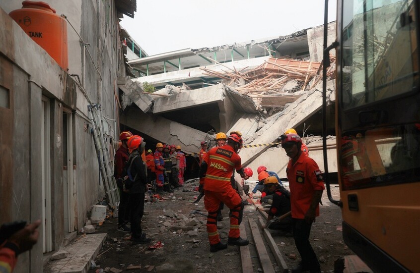 بالفيديو.. قتيل وإصابات وعشرات العالقين تحت الأنقاض في انهيار مدرسة إسلامية في إندونيسيا