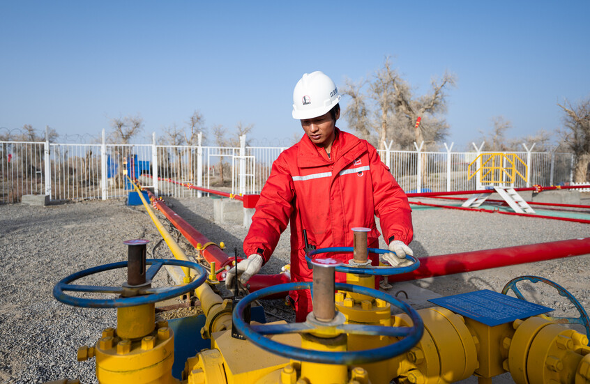 انخفاض أسعار النفط متأثرة بتخمة الإمداد