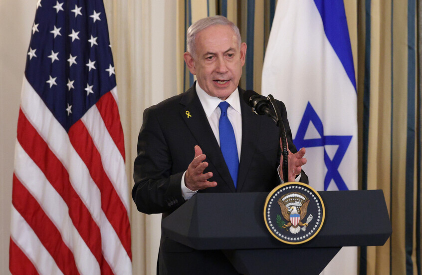 جلعاد كاريف يهاجم رئيس الوزراء الإسرائيلي: "نتنياهو يُجر للبيت الأبيض.. وإسرائيل تأكل السمك الفاسد"